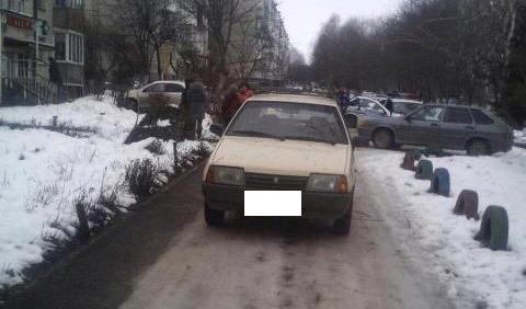 Во дворе многоэтажки  на Ставрополье легковушка сбила школьниц